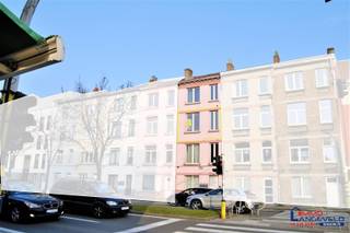 <p><span>Knus appartement te huur in centrum Gent mét terras</span></p><p><span> </span></p><p><span>Het appartementsgebouw is gelegen rechts over het Zwembad Rooigem. Het is ideaal gelegen op fietsafstand van het centrum van Gent, het station Gent-Sint-Pieters, universiteiten en hogescholen. Op wandelafstand vindt u eveneens parkeerplaats en openbaar vervoer.</span></p><p><span> </span></p><p><span>Het appartement is gelegen op de 2de verdieping. Via de inkom betreedt u de leefruimte met open keuken. De keuken is voorzien van alle comfort. Vanuit de leefruimte heeft u toegang tot de slaapkamer met het apart toilet, een douche en een lavabo. Vanuit de slaapkamer heeft u zicht op het groene Biezenpark achteraan het gebouw. Bij het appartement hoort eveneens een zuid-oost gericht terras!</span></p><p><span> </span></p><p><span>Dit appartement is ideaal als eerste woonst voor een alleenstaande.</span></p><p><span>Het appartement is niet geschikt voor gezinnen.</span></p><p><span> </span></p><p><span>Pluspunten:</span></p><p><span>+ Groen uitzicht</span></p><p><span>+ Met terras</span></p><p><span>+ Open keuken</span></p><p><span>+ Nabij centrum en openbaar vervoer</span></p>