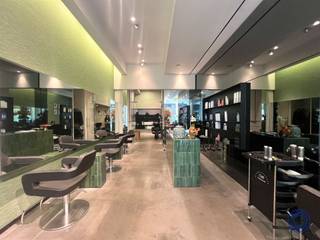 <p><span>Informatie opbrengsteigendom</span></p><p><span>Op zoek naar een interessante investering? Deze kwalitatieve handelsruimte van ca. 58 m² is gelegen in de levendige Nationalestraat, die het historische centrum verbindt met het trendy Zuid, en geniet daardoor van een uitstekende ligging met sterke passage. Het pand werd in 2023 grondig en stijlvol vernieuwd en is sindsdien verhuurd aan De Cliënt, een gerenommeerde kapperszaak met meerdere vestigingen in Vlaanderen. De maandelijkse huur bedraagt 2.350 euro, wat zorgt voor een stabiel en interessant rendement. Het handelspand is voorzien van individuele nutsmeters voor elektriciteit, gas en water, LED-verlichting en camerabewaking. Een zorgeloze en kwalitatieve investering op een toplocatie in het centrum van Antwerpen. Contacteer 03 257 55 55 voor een afspraak!</span></p><p><span> </span></p><p><span>Aandeel basisakte t.l.v. de koper: ca. 850 EUR.</span></p><p><span> </span></p><p><span>Indeling </span></p><ul><li><span>Gevelbreedte ca. 5m met groot etalageraam.</span></li><li><span>In 2023 vernieuwde winkelruimte ca. 58m² op een onderhoudsvriendelijke gietvloer.</span></li><li><span>Achteraan een kitchenette met lavabo en opbergkasten. </span></li><li><span>Apart toilet met handenwasser. </span></li></ul><p><span> </span></p><p><span>Extra's</span></p><ul><li><span>Het gehele pand is voorzien van LED-verlichting.</span></li><li><span>Aansluiting wasmachine en droogkast voorzien. </span></li></ul><ul><li><span>Camerabewaking voorzien.</span></li></ul><p><span> </span></p><p><span>Algemene informatie</span></p><p><span>Comfort</span></p><ul><li><span>Nutsvoorzieningen: aparte meters voor water, elektriciteit en aardgas.</span></li><li><span>Airconditioning (warme en koude lucht). </span></li><li><span>Keuringen: in aanvraag. </span></li></ul><p><span> </span></p><p><span>Gebruik</span></p><ul><li><span>Het handelspand is verhuurd met een handelshuurcontract van 9 jaar, van start gegaan op 1/07/2023 aan een huurprijs van 2.350 EUR per maand. De huurder staat in tot betaling van de onroerende voorheffing ca. 2.027 EUR/jaar.</span></li></ul><p><span> </span></p><p><span>Gebouw</span></p><ul><li><span>Het kwalitatief en goed onderhouden appartementsgebouw bestaat uit een kelder, gelijkvloers en 4 verdiepingen met 3 appartementen.</span></li></ul><ul><li><span>Dak in goede staat! </span></li></ul><p><span> </span></p><p><span>Omgeving – stedenbouw</span></p><ul><li><span>Het gebouw is niet gelegen in een zone belast met een recht van voorkoop. </span></li><li><span>Het gebouw is niet gelegen in een overstromingsgevoelig gebied of watergevoelig openruimtegebied. </span></li><li><span>Het gebouw is opgenomen in de Inventaris Bouwkundig Erfgoed. </span></li><li><span>Volgens het Gewestplan ligt het gebouw in een woongebied. </span></li></ul><p><span> </span></p><p><span>Ligging </span></p><ul><li><span>Centrale ligging in het centrum van Antwerpen, op de as tussen het Historisch Centrum en de wijk ’t Zuid. </span></li><li><span>Gunstige commerciële ligging in een lokale handelskern. </span></li><li><span>Vlotte bereikbaarheid naar de Ring van Antwerpen.</span></li></ul><p><span> </span></p><p><span>De informatie in deze prospect is ten informatieve titel: De kandidaat-koper moet zijn eigen zaak maken van het verkrijgen, controleren en interpreteren van deze informatie.</span></p><p><span> </span></p>