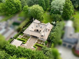 Unieke Charmevilla op Toplocatie – Exclusief Wonen in Privacy en LuxeOp zoek naar een karaktervolle villa met uitzonderlijk comfort en volledige...
