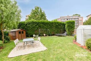 <strong>Immo Van Middelem verkoopt dit ruime (+/- 115 m²), instapklare gelijkvloers appartement met 2 kamers, zuid-geöriënteerde tuin, kelder en ondergrondse staanplaats, op wandelafstand van het CENTRUM van Dilbeek.</strong><br /><br />Het is gelegen op de GELIJKVLOERSE verdieping van goed onderhouden gebouw in een rustige woonwijk met uitsluitend plaatselijk verkeer. Op wandelafstand vind je winkels, scholen, restaurants en openbaar vervoer. De Brusselse Ring ligt op amper 1,5km. Een TOPLOCATIE, dus! <br /><br />De indeling is als volgt:<br />- ruime inkomhal met vestiaire en WC, badkamer met douche in bad, slaapkamer 1 met toegang tot de tuin, grote living (salon en eetplaats) met toegang tot de tuin, keuken met berging.<br />- via een trap in de living daalt u af naar slaapkamer 2 (kelderniveau).<br />- op de -1 beschikt u nog over een gemeenschappelijke wasplaats, een fietsenstalling, een privatieve kelderruimte en een privé-staanplaats. <br /><br />Gemeenschappelijke lasten: ± 120/maand<br />- onderhoud en schoonmaak gemene delen + lift;<br />- voorschot verbruik water;<br />- blokpolis;<br />- syndicus;<br /><br />Centrale verwarming op elektriciteit. <br />EPC: 348 kWh/m².jaar - Label D (UC: 2898664). <br />Elektriciteit CONFORM tot 2051! <br />Vrij bij akte.