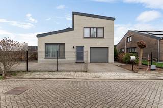 Vlakbij het centrum van Wommelgem, in een autoluwe – doodlopende straat, vindt u deze vrijstaande woning met 4 slaapkamers en mooie tuin. Het...