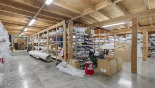 Te koop: multifunctioneel bedrijfsgebouw op een terrein van 2.668 m², bestaande uit een magazijn van 537 m², een appartement/kantoor van 200 m², en een woning. Gelegen in een industriezone, slechts 290 m van de Brusselsesteenweg en dichtbij de E40/E19. Het magazijn heeft een sectionale poort (3 m x 3 m) en een lichtstraat met rookluik. Op de eerste verdieping zijn kantoren met een aparte inkomhal, vergaderzaal en sanitair, en een appartement met 3 slaapkamers, keuken en dressing, ideaal voor verhuur. De woning op de begane grond biedt toegang tot de tuin. Ruime parkeermogelijkheden op het terrein. <br /><span>Gelijkvloers: prachtig gerenoveerde woonst met aangelegde tuin</span><br /><br /><br /><br />- <span>KMO's/zone D' Helst<br />- Vrije hoogte 6 m<br />- Lichtstraat<br />- Afzonderlijke inkomhal<br />- Kantoorruimte en vergaderzaal<br />- Sectionaal poort 3mx3m<br />- Ruime parkeer- en manoeuvreerruimte <br />- Volledig geinstalleerde keuken<br />- Sanitaire en douches</span>