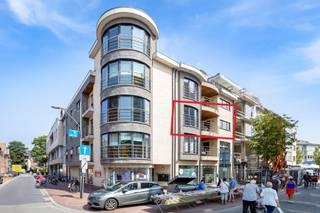 Dit groot en perfect afgewerkt appartement bevindt zich op de tweede verdieping en geeft uitzicht op het Rondplein en de Corbiestraat.Het is vlot...