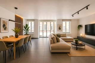 Ontdek het ultieme wooncomfort in dit schitterende, energiezuinige 3-slaapkamerappartement, gebouwd in 2010.<br />Gelegen op de eerste verdieping en gemakkelijk bereikbaar met een lift, biedt dit appartement de perfecte mix van ruimte en moderniteit.<br />Geniet van de levendige sfeer van de Grote Markt, slechts enkele stappen verwijderd, terwijl je profiteert van alle stedelijke faciliteiten binnen handbereik.<br />Stap binnen via de ruime inkomhal en ontdek de grote, lichte leefruimte van 51 m², compleet met een open, volledig uitgeruste keuken.<br />Dit appartement beschikt over drie  slaapkamers, waarbij de master bedroom directe toegang biedt tot een zonnig zuidoostelijk georiënteerd terras. Ontspan in de luxe badkamer met zowel een ligbad als een inloopdouche. Voor extra gemak is er een apart toilet en een praktische wasruimte.<br />Inclusief in de prijs is een privé autostaanplaats en toegang tot een gemeenschappelijke fietsenberging.<br />Beleef stijlvol wonen met alles wat je nodig hebt binnen handbereik. Mis deze kans niet om jouw droomappartement te bemachtigen!<br />Livingmuren werden thans recent wit geschilderd. Beschikbaar bij akte!