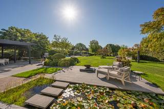 <p>Deze uitzonderlijke villa in landelijk moderne stijl van +/- 330m² met landgebouw van +/- 200m2 combineert tijdloze architectuur met hedendaags wooncomfort en een bijzonder hoogwaardige afwerking. Het domein van ca. 8800m2 geniet van een open en uitgestrekt zicht op de royale tuin met exclusieve tuinarchitectuur grenzend aan agrarisch gebied, wat zorgt voor rust, privacy en een unieke woonbeleving. Bovendien is de villa gelegen in een doodlopende straat, wat garant staat voor een uiterst rustige en veilige omgeving. De woning kent met zijn centrale locatie in Humbeek een uitstekende verbinding naar Brussel en Antwerpen met de A12 en E19 in de nabijheid, wat deze locatie bijzonder interessant maakt voor wie rustig, maar centraal wil wonen.</p><p> </p><p>U wordt verwelkomd in een stijlvolle inkomhal met ruimte voor vestiaire en gastentoilet met handenwasser. Via de karaktervolle deur bereikt u de lichtrijke leefruimte waar de eethoek naadloos overgaat in de keuken. De open keuken is het kloppend hart van de woning en werd volledig op maat ontworpen. De keuken is uitgerust met kwalitatieve toestellen en beschikt over een praktisch kookeiland met zicht op de tuin, ideaal voor wie graag kookt en tegelijk in contact wil blijven met familie of gasten. De uitnodigende zithoek heeft verbinding met zowel de eetkamer als de keuken met als eyecatcher de elegante doorkijkhaard. Via de bibliotheekruimte betreden we de riante en lichtrijke bureauruimte met uitgestrekt zicht op de tuin. Ideaal om werk en privé te combineren!</p><p> </p><p>Vanuit de masterbedroom of het aangrenzend dakterras geniet u tevens van de verfijnde tuinarchitectuur en het adembenemend uitzicht over de akkers. Verder biedt de woning een vernieuwde badkamer, royale dressing, 2 grote slaapkamers en een extra badkamer. De kamer op de 2de verdieping kan gemakkelijk worden opgesplitst indien u meer kamers wenst.</p><p> </p><p>Ook buiten is het heerlijk vertoeven. Je wordt betoverd door de exclusieve tuinarchitectuur waar u geniet van het rustgevend zicht of geniet van de zon aan het zwembad. Er is een buitendouche voorzien, alsook een poolhouse / studio in het landgebouw. Het landgebouw geeft tal van mogelijkheden voor het uitoefenen van een zelfstandige activiteit of als extra opslagplaats. Tevens is er in dit gebouw een studio voorzien (slaapkamer, woonkamer, badkamer en keuken). Er is voldoende parkeergelegenheid, alsook een dubbele carport en fietsenberging (voorzien van elektriciteit).</p><p> </p><p>Bovendien is de woning voorzien van 40 zonnepanelen, dubbele laadpaal voor elektrische wagens, airco’s, een alarmsysteem, camerabewaking, tuinverlichting en een bewateringsysteem voor de tuin. </p><p> </p><p>De combinatie van parketvloeren, natuursteen en hoogwaardige materialen zorgt voor een warme, luxueuze uitstraling die perfect aansluit bij de landelijke moderne architectuur. Kortom, een instapklare en bijzonder kwalitatieve villa met diverse mogelijkheden waar ruimte, licht, comfort en luxe harmonieus samenkomen in een rustige maar uiterst centrale ligging.</p><p> </p><p>Deze woning is uiterlijk 1 juli 2027 beschikbaar.</p><p>Stedenbouwkundige info perceel 23036C0387/00W000: Vg - WgLK & Ag - Gmo - Gvkr - Gvv</p><p>Stedenbouwkundige info perceel 23036C387/00A002: Vg - WgLK & Ag - Gmo - Gvkr - Gvv</p><p>Stedenbouwkundige info perceel 203036C387/00Y00: aangevraagd</p>
