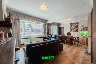 Deze ruime woning te koop in Lombardsijde, gelegen in de Bamburgstraat 21, biedt maar liefst 264 m² bewoonbare oppervlakte en is ideaal als gezinswoning of voor wie veel ruimte zoekt.<br /><br />De woning is opgevat als een bel-étage en beschikt over een zeer ruime inpandige garage (de foto's van de garage werden bewerkt(leeggemaakt) door middel van AI), wat zorgt voor extra comfort en praktische toegankelijkheid. De leefruimte is ruim en lichtrijk en sluit aan op de keuken en de buitenruimte.<br /><br />De woning telt 6 slaapkamers, wat tal van mogelijkheden biedt voor grote gezinnen, thuiswerk of hobbyruimtes. Buiten geniet u van een onderhoudsvriendelijke tuin, waar het aangenaam vertoeven is zonder intensief onderhoud.<br /><br />Met een EPC C beschikt deze woning over een degelijke energetische basis. Daarnaast is ook de elektriciteit conform gekeurd!<br /><br />De ligging in Lombardsijde is rustig, maar tegelijk vlot bereikbaar en nabij de kust.<br /><br />Bent u op zoek naar een ruime woning te koop in Lombardsijde met veel slaapkamers, zeer ruime garage en tuin? <br /><br />Voor meer informatie of een bezoek kunt u contact opnemen met Inti op inti@immofrancois.be<br /><br /> of 0499 74 89 74.<br /><br />