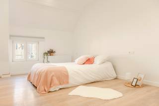 <br /><strong>Welkom in deze volledig gerenoveerde gezinswoning gelegen te Dorpstraat 125 in Burcht — een woning waar ruimte, comfort en afwerking centraal staan.</strong><br /><br />Bij het binnenkomen word je verwelkomd in een<strong> ruime inkomhal </strong>met aansluitend een <strong>eerste badkamer</strong> (4,8 m<sup>2</sup>) voorzien van een inloopdouche en toilet — ideaal voor extra comfort in het dagelijkse gezinsleven.<br />Verder betreed je de lichtrijke open <strong>leefruimte waar woonkamer, eetplaats en keuken</strong> (25,1 m² -15 m²-10,2m<sup>2</sup>) naadloos in elkaar overvloeien. Dankzij de hoge plafonds en de open indeling geniet je hier van een aangenaam gevoel van ruimte en licht.<br /><br />De keuken sluit mooi aan op de gezellige stadskoer, een onderhoudsvriendelijke buitenruimte waar je in alle rust kan genieten van een koffiemoment of aperitief.<br /><br />De volledige benedenverdieping werd afgewerkt met een onderhoudsvriendelijke tegelvloer in warme houtlook.<br />Daarnaast is er een praktische technische ruimte voorzien voor wasmachine, droogkast en de gasverwarmingsinstallatie.<br /><br />Op de <strong>eerste verdieping </strong>bevinden zich <strong>drie volwaardige slaapkamers </strong>(13,2 m² – 14,3 m² – 9,5 m²) en een <strong>ruime tweede badkamer</strong> uitgerust met dubbele lavabo, douche én ligbad — een absolute meerwaarde voor gezinnen of wie graag extra comfort wenst.<br /><br />Via de vaste trap bereiken we de bovenste verdieping waar zich <strong>de royale master bedroom </strong>(21 m²) bevindt. Deze verdieping biedt tal van mogelijkheden en kan perfect dienen als ouderlijke suite, extra hobbyruimte of comfortabele thuiswerkplek.<br /><br />De woning werd grondig gerenoveerd waarbij elektriciteit, sanitair en verwarmingsinstallatie werden vernieuwd.<br />Bovendien beschikt de woning over een conforme elektrische keuring, waardoor je hier zonder zorgen kan intrekken.<br /><br /><u><strong>Technische kenmerken:</strong></u><br />EPC: 158 kWh/m²jaar — Label B<br />Elektrische installatie conform<br />Geen renovatieverplichting<br />G- & P-score: C – C<br />Stedenbouwkundige inlichtingen: Wg – Vg – Gvv – Gmo – Gvkr<br /><br />Op zoek naar een instapklare woning met ruimte, comfort en een centrale ligging? Contacteer ons vandaag nog voor een bezoek via 03 369 70 33.<br /><br /><br /><br />