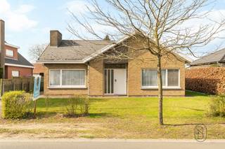 Te koop: ruime en rustig gelegen gelijkvloerse gezinswoning met grote tuin en garage, op een topligging in Waregem.Op een topligging in Waregem, vlak...