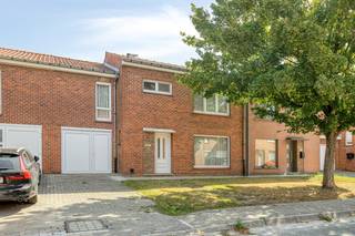Bienvenue dans cette spacieuse maison familiale située dans une rue calme d'un quartier résidentiel adapté aux enfants, à deux pas du centre de Roulers. Grâce à cinq chambres complètes, un jardin ensoleillé et un garage intérieur, cette maison offre tous les atouts pour les familles en quête d'espace et de potentiel ! <br /><br />Grâce à sa situation centrale, les commerces, les écoles, les transports en commun et les principaux axes d'accès se trouvent à une courte distance, ce qui vous permet de profiter d'un accès facile et d'un cadre de vie agréable.<br /><br />La maison est une opportunité unique pour ceux qui recherchent une maison avec du caractère et du potentiel. Les espaces spacieux, les cinq chambres complètes et l'aménagement pratique offrent de nombreuses options pour créer une maison familiale moderne qui répond pleinement à vos besoins en matière de logement !<br /><br />Vous souhaitez plus d'informations ou une visite ? Alors contactez Jeroen Taillieu dès aujourd'hui au 0493 25 14 33, jeroen.taillieu@dewaele.com <br /><br /><br /><br />Registre des mesures: non<br /><br />Les images générées par l’IA sont fournies en guise d'inspiration. Elles ne tiennent pas compte des spécifications techniques, ni des renseignements urbanistiques, ni des possibilités concrètes de réalisation.