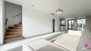 <p>Bij ImmoFusion 7/7 “open huis”: klik op onze 3D-TOUR.<br />Ervaar vastgoed alsof je er zelf doorloopt!<br /><br />Deze strakke, moderne halfopen bebouwing gelegen in de Sint-Annastraat 43 HZ combineert stijl, comfort en functionaliteit op een doordachte manier.<br /><br />Bij het binnenkomen bevindt zich aan de rechterzijde een praktische wasruimte met alle nodige aansluitingen en voldoende plaats voor zowel een wasmachine als een droogkast. Aansluitend vinden we een gastentoilet.<br /><br />De lichtrijke woonkamer vormt het hart van de woning en bestaat uit een ruime open leefruimte met grote raampartijen aan zowel de voor- als achterzijde, wat zorgt voor een overvloed aan natuurlijk licht. De moderne keuken sluit hier naadloos op aan en is uitgerust met een centraal eiland en alle nodige toestellen, waaronder een inductiekookplaat, dampkap, spoelbak, oven en microgolf. Bovendien is er ruim voldoende opbergruimte voorzien.<br /><br />Vanuit de woonkamer heeft u directe toegang tot het aangelegd terras en de onderhoudsvriendelijke tuin, ideaal om in alle rust te genieten van het buitenleven.<br /><br />Op de bovenverdieping bevinden zich 3 volwaardige en ruime slaapkamers. De badkamer is compleet uitgerust met een comfortabel ligbad en een aparte douche. Daarnaast is er nog een afzonderlijk toilet en een grote technische ruimte aanwezig.<br /><br />Zowel de woonkamer als alle slaapkamers zijn voorzien van airconditioning, wat bijdraagt aan een optimaal wooncomfort, het hele jaar door.<br /><br />Pluspunten: <br />- Nieuwbouwwoning<br />- 3 volwaardige slaapkamers<br />- Airco aanwezig<br />- Rustige ligging<br />- Onderhoudsvriendelijke tuin<br />- Verkoop onder 2% registratierecht!!</p>
<p><span>Maatregelen opgenomen in het Maatregelenregister: nee</span><br /><br />Voor een bezichtiging ter plaatse of meer info, bel ons op 078/78.78.70, of kom gewoon binnen op ons kantoor, steeds welkom!</p>