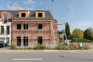 Aan de Lindelsebaan 283 bus 101 in Pelt wordt dit bijzonder ruime duplexappartement gerealiseerd in een exclusief en kleinschalig gebouw met slechts twee wooneenheden. Met circa 188 m² woonoppervlakte, drie volwaardige slaapkamers, een afzonderlijk bureau en een zeer ruim terras biedt dit appartement het ruimtegevoel van een woning, gecombineerd met het comfort en de energiezuinigheid van nieuwbouw.<br /><br />Het appartement beschikt over een privatieve inkom op het gelijkvloers. Op de eerste verdieping bevindt zich het royale woongedeelte. De open keuken van circa 18 m² sluit rechtstreeks aan op de ruime eetkamer en zithoek. Grote raampartijen zorgen voor veel natuurlijk licht en versterken het open karakter van de leefruimte. Vanuit de leefruimte is er toegang tot het uitzonderlijk ruime terras, waar voldoende plaats is voor zowel een grote eettafel als een volwaardige loungehoek.<br />Een absolute meerwaarde op deze verdieping is het afzonderlijke bureau van circa 19 m². Ideaal als thuiswerkplek, hobbyruimte of eventueel extra kamer. Verder bevinden zich hier een praktische berging/wasplaats, een afzonderlijk toilet en bijkomende bergruimte.<br />Via de interne trap bereikt u de bovenste verdieping. Hier bevinden zich drie ruime slaapkamers, waaronder een master bedroom van circa 23 m². De twee overige slaapkamers zijn eveneens volwaardig met oppervlaktes van circa 15 en 14 m². Daarnaast is er een ingerichte badkamer, een afzonderlijk toilet, nachthal en bijkomende bergruimte.<br />Ook technisch wordt het appartement volledig hedendaags uitgevoerd. Er wordt onder meer voorzien in een individuele lucht/water-warmtepomp, vloerverwarming in de woon- en leefruimtes, een ventilatiesysteem D met warmterecuperatie en zonnepanelen. Volgens de huidige EPB-voorstudie wordt een bijzonder energiezuinig resultaat vooropgesteld.<br />De koper krijgt bovendien nog de mogelijkheid om binnen de voorziene budgetten verschillende afwerkingen zelf te kiezen, waaronder de keuken, vloeren, binnendeuren en sanitaire inrichting. Zo kan het appartement verder naar eigen smaak worden afgewerkt.<br /><br />Troeven:<br />circa 188 m² woonoppervlakte verdeeld over twee verdiepingen;<br />drie zeer ruime slaapkamers;<br />afzonderlijk bureau van circa 19 m²;<br />royale leefruimte met open keuken;<br />groot privatief terras;<br />individuele warmtepomp en vloerverwarming;<br />ventilatiesysteem D;<br />zonnepanelen;<br />privatieve tuin-/fietsenberging;<br />privatieve parkeerplaats/carport;<br />slechts twee appartementen in het volledige gebouw;<br />hoogwaardige, energiezuinige nieuwbouw;<br />verkoop onder registratierechten (2% voor rechthebbende tot eind 2026 daarna 3%) in plaats van 21% btw.<br />Door zijn uitzonderlijke oppervlakte en kleinschalige karakter vormt deze duplex een interessant alternatief voor wie de ruimte van een woning zoekt, maar tegelijk wil genieten van het onderhoudsgemak en comfort van een nieuwbouwappartement.<br /><br />Wenst u meer info over dit mooie appartement, of de afwerkingsbudgetten? Contacteer ons voor een vrijblijvende bezichtiging.