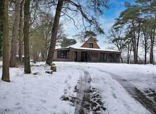 Gerenoveerde boutique woning, met aparte stal voor paarden, garage en weides.Deze charmante woning, voorzien van warmtepomp en...