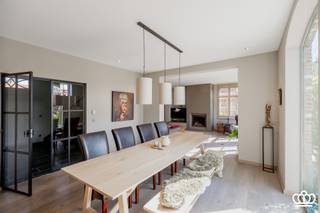 <p><span>Landelijk gelegen villa met 4 à 5 slaapkamers, 2 badkamers, mooie materialen, kwaliteitsvolle afwerking en sfeervolle indeling. Schitterend vrij uitzicht op de weilanden achteraan!</span></p><p><span> </span></p><p><span>INDELING:</span></p><p><span> </span></p><p><span>Gelijkvloers</span></p><p><span>Inkomhal met ingebouwde vestiairekast. Gastentoilet in de hal. Stalen deur met glas geeft toegang tot de sfeervolle leefruimte en open keuken. De grote raampartijen zorgen voor maximale lichtinval en schitterend uitzicht op de tuin en de landerijen… in 1 woord idyllisch!</span></p><p><span>De open keuken is mooie geïntegreerd in de leefruimte en kwaliteitsvol afgewerkt (Lacanche fornuis met 2 ovens, vaatwasser, koelkast, natuursteen werkblad en spoelbakken). De zithoek (met gashaard) aan de tuinkant is zeer uitnodigend , de centrale eethoek, en een 2</span><span><sup>de</sup></span><span> zithoek (met houthaard) maken de leefruimte compleet .Mooie parketvloer in de woonruimte, en natuursteen in het keukengedeelte en de hal. Een grote berging met technische ruimte is bereikbaar vanuit de hal (en met extra deur naar de carport).</span></p><p><span> </span></p><p><span>Eerste</span><span> </span><span>verdieping</span></p><p><span>Houten trap naar de 1</span><span><sup>ste</sup></span><span> verdieping. Hier bevinden zich 2 ruime kinderkamers ,een mooie badkamer voor de kinderen (wastafel in natuursteen, inloopdouche), apart toilet, een wasberging, en een zeer royale masterbedroom met grote dressing en luxe badkamer en suite (uitgerust met dubbele wastafel en maatkasten, ligbad, inloopdouche). Het groot terras bij de masterbedroom biedt schitterend uitzicht! Parketvloeren in de slaapkamers, natuursteen in de badkamers.</span></p><p><span> </span></p><p><span>Tweede verdieping</span></p><p><span>Vanuit de wasberging een vaste trap naar de zolderverdieping. Deze is volledig afgewerkt, en is nu ingericht als grote slaapkamer met zithoek. Hier is meer dan ruimte genoeg voor een extra slaapkamer of werkkamer. Laminaatvloer op de hele verdieping.</span></p><p><span> </span></p><p><span>Tuin</span></p><p><span>Een groot terras is toegankelijk vanuit de woonkamer /keuken. De tuin is landelijk aangelegd en is mooi geïntegreerd in de omgeving (met gedeelte voor geitjes, fruitbomen,…)Het uitzicht over de weilanden is uniek, en geeft de locatie een echte meerwaarde. De mooie houten carport naast de woning (voor 2 auto’s) is een stijlvolle aanvulling voor de villa. De houten poort aan de voorkant is elektrisch bediend en sluit het perceel mooi af, verder mooie aanplanting van de voortuin met hagen en borders.</span></p><p><span> </span></p><p><span> </span></p><p><span>Bijzonderheden :</span></p><p><span>- Kwaliteitsafwerking</span></p><p><span>- Verwarming op ga (vloerverwarming beneden, radiatoren boven)</span></p><p><span>- Regenwaterput (toiletten op aangesloten)</span></p><p><span>- Overal houten shutters op maat aan de ramen (boven en beneden).</span></p><p><span>- 15 zonnepanelen.</span></p><p><span>- gelegen aan de rand van de Kalmthoutse Heide</span></p><p><span>- goede bereikbaarheid vanuit Nederland!</span></p><p><span>- goede combinatie tussen landelijke ligging, en toch alles binnen handbereik (scholen, winkels, openbaar vervoer).</span></p><p><span> </span></p><p><span> </span></p>