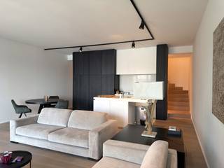 Dit ruime duplexappartement met hoogwaardige afwerking is gelegen op het Eilandje, een van de meest geliefde wijken van Antwerpen. De luxueuze afwerking is meteen voelbaar vanaf de inkomhal van het gebouw en wordt consequent doorgetrokken in het volledige appartement.<br /><br />Bij het betreden van het appartement valt onmiddellijk het ruimtegevoel op. De totale oppervlakte van het appartement is verdeeld over twee niveaus. Op de eerste verdieping bevindt zich de ruime leefruimte met open keuken. De stijlvolle maatkeuken is uitgerust met hoogwaardige toestellen en vormt het hart van de woning. Via de grote raampartij heeft u toegang tot het aansluitende terras van ca. 10 m², waar u geniet van een uniek uitzicht op het iconische MAS en de rustgevende jachthaven.<br /><br />Een interne trap leidt naar de tweede verdieping, waar het nachtgedeelte is ondergebracht. Hier bevinden zich twee ruime slaapkamers die uitkijken op de rustige Adriaan Brouwerstraat. Beide slaapkamers beschikken over een eigen stijlvolle badkamer. De eerste badkamer is uitgerust met een ligbad en inloopdouche, terwijl de tweede badkamer voorzien is van een inloopdouche.<br /><br />Een private kelderberging is begrepen in de huurprijs. <br /><br />Autostaanplaats in de ondergrondse garage bij te huren aan 160 Euro per maand.<br /><br />Gemeenschappelijke lasten: 150 Euro per maand.<br />Provisie op het verbruik van verwarming en warm water: 120 Euro per maand.<br />Koud water en elektriciteit zijn privé op te nemen door de huurder.<br /><br />Beschikbaar vanaf 1 september 2026.