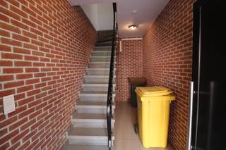 <p><strong><span>EEN DUPLEX APPARTEMENT - ZONDER GARAGE</span></strong></p>
<p><span>Benedenverdieping: inkomhal met trap naar de eerste verdieping. - eerste verdieping: overloop met beukenhouten trap naar de tweede verdieping, toiletruimte met handwastafeltje, woonkamer, keuken met witte formica aanbouwkeuken spoeltafel met 1 bak, afzuigkap en aardgasfornuis, berging - wasplaats met plaats voor de wasmachine, aardgasketel van de centrale verwarming en warmwatertoestel op aardgas en balkon. - tweede verdieping: overloop, toiletruimte met handwastafeltje, badkamer met ligbad en badkamermeubel met 1 wastafel en spiegel, 3 slaapkamers en zolder.</span></p>