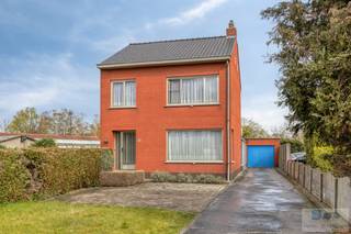 Op een centrale locatie bevindt zich deze charmante HOB met 2/3 slaapkamers, vrijstaande garage op 450 m².De woning bevindt zich op enkele minuten...