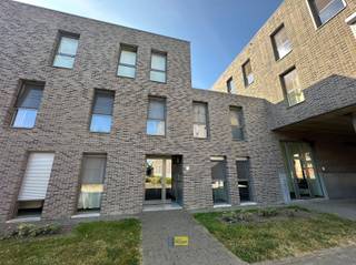 <p><span>Lichtrijk en ruim 2 slaapkamer appartement met zonnig terras en tuin in Hoboken.</span></p><p><span> </span></p><p><span>Dit energiezuinig (energielabel A) en instapklaar appartement is ideaal voor wie op zoek is naar een rustige, maar toch goed bereikbare woonlocatie. </span></p><p><span>Met winkels, openbaar vervoer en recreatie mogelijkheden op wandelafstand! </span></p><p><span>Dit energiezuinig gelijkvloers appartement heeft een inkomhal met apart toilet, leefruimte met open keuken voorzien van ATAG toestellen, berging/wasplaats , badkamer met ligbad en douche, 2 slaapkamers (13,4m² en 6.2m²), zonnig terras, mooie tuin en ondergrondse autostaanplaats..</span></p><p><span> </span></p><p><span>Grote troeven</span></p><p><span> </span></p><p><span>+ Zeer gunstig energielabel (EPC A - 95 kWh / (m² jaar) </span></p><p><span>+ Ventilatiesysteem en conforme elektriciteit</span></p><p><span>+ Berging met aansluiting voor wasmachine en mogelijkheid tot plaatsen van condensatie droogkast</span></p><p><span>+ Zuid gerichte tuin met zonnig terras </span></p><p><span>+ Ondergrondse autostaanplaats</span></p><p><span>+ Interesse? "Kom niet TE LAET" en contacteer ons voor meer informatie of een bezichtiging! </span></p><p><span>www.immodelaet.be of bel 03 644 00 88</span></p><p><span> </span></p><p><span> </span></p><p><span> </span></p>