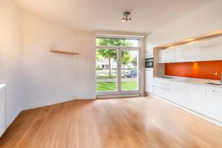 <p>Dit charmante gelijkvloers appartement werd volledig gerenoveerd in 2015 en ligt op een toplocatie. Je woont op wandelafstand van winkels, supermarkten, het Park van Eden en openbaar vervoer. Dankzij de centrale ligging zijn belangrijke invalswegen vlot bereikbaar, ideaal voor wie comfort en bereikbaarheid belangrijk vindt.</p><p><br /></p><p>Het appartement bestaat uit een mooie, lichte woonkamer op parket – een open keuken voorzien van alle hedendaagse toestellen – een zonnig terras met tuintje – een ruime slaapkamer (ca. 12m²) met voldoende plek voor een dubbel bed en kasten – een moderne badkamer met inloopdouche, toilet en wastafel – een berging met aansluitingen voor wasmachine en droogkast.</p><p><br /></p><p><strong>Belangrijke troeven:</strong></p><ul><li>Elektriciteit is conform</li><li>Gemeenschappelijke garage voor fietsen</li><li>Vlakbij het centrum en belangrijke invalswegen</li></ul>