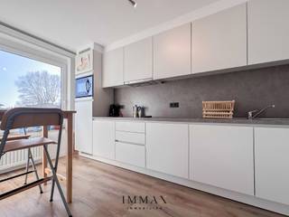 <p>Gelegen in een rustige en aangename wijk in Male bevindt zich dit ruim en verzorgd appartement. Dankzij de centrale ligging geniet u van een vlotte bereikbaarheid en bevinden winkels, scholen, openbaar vervoer en andere dagelijkse voorzieningen zich op korte afstand. Hierdoor combineert deze woonst een rustige woonomgeving met het comfort van alle faciliteiten in de nabije omgeving.<br /><br />Het appartement bevindt zich op de tweede verdieping van een kleinschalig gebouw zonder lift en biedt een praktische en doordachte indeling. Via de inkomhal krijgt u toegang tot de verschillende ruimtes van het appartement. De lichtrijke en ruime leefruimte vormt het hart van de woning en biedt voldoende plaats voor zowel een gezellige zithoek als een eetruimte. De aansluitende keuken is voorzien van de nodige toestellen en biedt alle comfort voor dagelijks gebruik. Aansluitend aan de keuken bevindt zich een praktische berging, ideaal voor extra opslagruimte.<br /><br />Verder beschikt het appartement over twee volwaardige slaapkamers die tal van mogelijkheden bieden. De badkamer is uitgerust met een moderne inloopdouche, een lavabo en een aansluiting voor een wasmachine. Daarnaast is er een apart gastentoilet aanwezig.<br /><br />Als extra troef is er een garagebox inbegrepen, wat zorgt voor extra comfort en een veilige parkeerplaats. <br />Bovendien zijn er geen syndickosten.<br /><br />Voor meer informatie of een vrijblijvend bezoek, contacteer Immax Brugge op 050 62 44 14 of mail naar jana@immax.be</p>