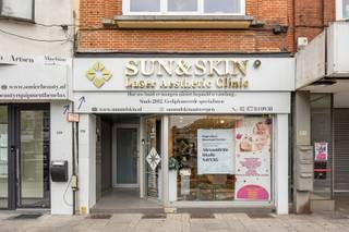 Commerciële ruimte van 134 m²Op een toplocatie in het commerciële hart van Merksem vind je dit ruime en vergunde handelspand (detailhandel). De...