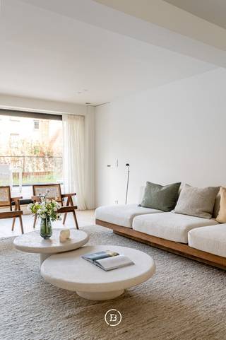 In het hart van Koksijde-Bad, op wandelafstand van zee en gelegen in de commerciële Zeelaan, bevindt zich het kwalitatieve nieuwbouwproject Residentie Caline. Deze moderne en kleinschalige residentie biedt stijlvolle en duurzame woonkwaliteit, ideaal voor wie houdt van comfort en rust op een centrale locatie.<br /><br />Het appartement, gelegen op de eerste verdieping, heeft een bewoonbare oppervlakte van 135 m² en is volledig instapklaar. Het beschikt over een ruime inkomhal met vestiaire, een lichtrijke leefruimte met een sublieme open keuken, twee slaapkamers, twee badkamers, een grote berging en een praktische bureauruimte. Overal zijn ingemaakte kasten voorzien, en de vloer is afgewerkt met hoogwaardige parket, wat bijdraagt aan de warme uitstraling van het geheel.<br /><br />Een absolute troef zijn de twee ruime terrassen (voor- en achteraan) met een gezamenlijke oppervlakte van 54 m². <br /><br />Tot slot is er de mogelijkheid om een autostaanplaats aan te kopen.