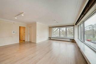 Dit unieke hoekappartement op de tweede verdieping biedt u een ongekende woonervaring. Dankzij de hoekligging en de grote raampartijen baadt de...