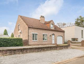 In een rustige en groene woonomgeving in De Leemskuilen te Helchteren bevindt zich deze open bebouwing met tal van mogelijkheden. Ideaal voor...