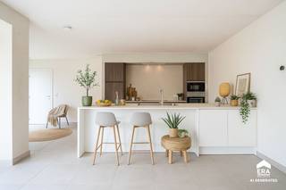 <strong>Dit project neemt deel aan de ERA openhuizendag van 20 september.</strong>
<h3>Omschrijving</h3>
<p>De woning beschikt over een bewoonbare oppervlakte van ca. <strong>180 m²</strong> op een perceel van <strong>475 m²</strong> en combineert een rustige ligging met een vlotte bereikbaarheid.</p>
<p>Binnenin geniet je van een lichtrijke leefruimte met eetplaats, een volledig ingerichte keuken, drie slaapkamers en een badkamer. Dankzij de centrale verwarming op aardgas, dubbele beglazing en isolatie biedt deze woning een aangenaam wooncomfort.</p>
<h3>Indeling</h3>
<ul><li>Inkomhal</li><li>Living met eetkamer</li><li>Volledig ingerichte keuken met keramische kookplaat, oven, microgolf, vaatwasser en koelkast met vriesvak</li><li>3 slaapkamers</li><li>Badkamer</li></ul>
<h3>Extra troeven</h3>
<ul><li>Centrale verwarming op aardgas met radiatoren</li><li>Dak- en muurisolatie</li><li>Dubbele beglazing (PVC)</li><li>Regenwaterput</li><li>Videofoon</li></ul>
<h3>Technisch</h3>
<ul><li>Bewoonbare oppervlakte: 180 m²</li><li>Perceel: 475 m²</li><li>EPC: 28</li><li>Verwarming: centrale verwarming op gas</li><li>Warm water via CV-ketel</li></ul>
<h3> </h3>
<p> </p>