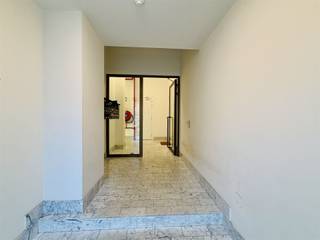 <p>I<strong>nstapklaar 2-slaapkamerappartement met terras in hartje Antwerpen</strong><br />Op zoek naar een stijlvol en comfortabel appartement op een centrale ligging in Antwerpen? Dan is dit instapklare appartement van 85 m² absoluut een bezoek waard.<br />Gelegen in een verzorgd gebouw, combineert dit appartement ruimte, licht en een praktische indeling met alle voordelen van het stadsleven binnen handbereik.<br />Indeling<br />U komt binnen in een aangename leefruimte met veel natuurlijke lichtinval dankzij de grote raampartijen. De open keuken sluit naadloos aan op de woonkamer en is voorzien van een moderne afwerking, ideaal voor zowel dagelijks gebruik als gezellige momenten met familie of vrienden.<br />Verder beschikt het appartement over 2 volwaardige slaapkamers, perfect voor een koppel, klein gezin of wie extra ruimte zoekt voor een bureau of hobbykamer.<br />Badkamer<br />De badkamer is stijlvol afgewerkt en uitgerust met zowel een bad als een douche, wat zorgt voor extra comfort.<br />Terras<br />Een absolute troef is het ruime terras, waar u in alle rust kan genieten van een koffiemoment of een zonnige dag in de stad.<br />Ligging<br />Dit appartement is uitstekend gelegen in het hart van Antwerpen, met winkels, horeca, openbaar vervoer en alle dagelijkse voorzieningen op wandelafstand. Ideaal voor wie centraal en comfortabel wil wonen.<br />Extra info<br />Bewoonbare oppervlakte: 85 m²<br />2 slaapkamers<br />Ruim terras<br />Fietsenstalling aanwezig<br />Autostaanplaats niet inbegrepen<br />In het gebouw komen er regelmatig staanplaatsen te huur vrij<br />Gemeenschappelijke kosten: ca. €150/maand<br />Inclusief persoonlijk verbruik van verwarming en warm water<br />Dit appartement is de ideale keuze voor wie op zoek is naar een instapklare woonst op topligging in Antwerpen — zowel voor eigen bewoning als investering.<br />📞 Interesse? Neem gerust contact op voor meer informatie of een bezoek ter plaatse.</p>