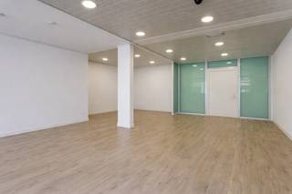 <p>Op zoek naar een instapklaar handelspand gelegen op een strategische locatie in hartje Jabbeke? Dit voormalig bankkantoor werd bij aankoop stevig onder handen genomen waardoor de nieuwe huurder snel zijn intrek kan nemen op zijn/haar activiteit op te starten. Met een totale oppervlakte van 329 m² heeft dit handelspand heel wat potentieel voor elke ondernemer (niet geschikt voor horeca).</p><p>Indeling:</p><p>Kelderverdieping (77 m²) bestaande uit:</p><ul><li>Vroegere kluis, vandaag gebruikt als bergruimte. Kan gebruikt worden als stil bureau (geluidsstil en geen bereik)</li><li>Bergingsruimte 2 met aansluitingen verwarming</li><li>Bergingsruimte 3 met aparte toegang stooklokaal</li><li>Alle ruimtes voorzien van brandwerende deuren</li></ul><p>Gelijkvloers (210 m²) bestaande uit:</p><ul><li>Winkelruimte vooraan, ramen in kogelwerend glas</li><li>Aparte ruimte met toilet</li><li>Trappenhal</li><li>Polyvalente ruimte voor diverse doeleinden, ramen werden hier vervangen door hoogrendementsbeglazing</li><li>Aparte zij ingang naar polyvalentie ruimte met cijferslot </li><li>Bureauruimte</li></ul><p>Eerste verdieping (36 m²)</p><ul><li>Vernieuwde keuken</li><li>Gescheiden toiletten (man/vrouw) met lavabo</li></ul><p>Troeven:</p><ul><li>Centrale ligging in de vernieuwde Dorpsstraat</li><li>Aantrekkelijke afwerking</li><li>Mooie EPC score, zeker na vervanging van de ramen door hoogrendementsbeglazing (EPC waarde dateert nog voor vervanging ramen)</li><li>Vlot bereikbaar via openbaar vervoer</li><li>Op 2 km van op- en afrittencomplex E40</li><li>Exclusief privatief gebruik van de achtergelegen parkingruimte (5 plaatsen!)</li><li>Verwarming via gasketel of lucht-lucht warmtepomp</li><li>Conforme elektriciteit</li></ul><p>Contacteer ons kantoor voor meer info over dit handelspand.</p>