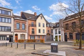 <p>Op wandelafstand van het centrum, met winkels, restaurants en recreatieve voorzieningen binnen handbereik: hier woont u op een plek die het dagelijkse leven aangenaam eenvoudig maakt. Ook een groot parkeerplein bevindt zich vlakbij. Een centrale ligging, gecombineerd met uitzonderlijk veel ruimte om thuis te genieten.</p><p>Dit instapklare dakappartement combineert 108 m² woonoppervlakte met een royaal zuidgericht terras van maar liefst 50 m². Twee slaapkamers, een lift en verrassend veel bergruimte maken het plaatje compleet.</p><p>BINNEN RUIM, BUITEN BUITENGEWOON</p><p>Met de lift of de trap bereikt u het appartement. De lichtrijke leefruimte biedt volop plaats voor een comfortabele zithoek en een gezellige eethoek. De open keuken sluit hier mooi op aan, zodat koken, tafelen en samenzijn vanzelf in elkaar overvloeien.</p><p>Maar de echte blikvanger wacht buiten. Vanuit de woonkamer stapt u rechtstreeks op het zuidgerichte terras van 50 m². Een volwaardige verlenging van uw leefruimte, met plaats voor een grote eettafel, een uitnodigende loungehoek en groen naar eigen smaak. Uitgebreid lunchen in de zon, vrienden ontvangen of languit genieten van een vrij moment: hier hoeft u niet te kiezen tussen binnenruimte en buitenleven.</p><p>COMFORT TOT IN DE DETAILS</p><p>De ingerichte keuken beschikt over een koelkast, kookplaat, dampkap, combi-oven, vaatwasser en spoelbak. Aansluitend vindt u een praktische berging met ruimte voor uw wasvoorzieningen.</p><p>Via de nachthal bereikt u de twee slaapkamers. Zowel de nachthal als de slaapkamers zijn voorzien van ingemaakte kasten: een grote troef voor wie houdt van een opgeruimd interieur. De badkamer is uitgerust met een douchecabine, toilet en badkamermeubel.</p><p>Daarbovenop beschikt het appartement over een zolder, ideaal om koffers, seizoensspullen en andere zaken netjes op te bergen. De aanwezige verlichting in de woonkamer en de gemeenschappelijke fietsenstalling op het gelijkvloers zorgen voor extra gemak.</p><p>108 m² woonruimte, 50 m² zuidterras en het centrum op wandelafstand. Een appartement dat u vooral zelf moet komen ervaren.</p><p>Ontdek hoe ruim het hier aanvoelt. Plan uw bezoek via www.immoley.be en kies zelf het tijdslot dat u het beste past.</p>
