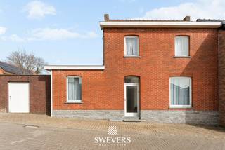 Voor meer info en foto’s, surf naar www.swevers.be – In de Sint-Albanusstraat 15 in Riemst vindt u deze halfopen bebouwing uit 1931 met een bewoonbare oppervlakte van ca. 120 m² op een perceel van 335 m². De woning is op te frissen, wat heel wat mogelijkheden biedt om ze volledig naar eigen smaak en volgens hedendaagse normen in te richten. Via de inkomhal komt u in de woonkamer van ca. 27 m², met aansluitend de eetkamer en de compacte, functionele keuken van ca. 4,80 m². Op het gelijkvloers zijn verder nog een badkamer, apart toilet, berging, een ruime werkplaats met drijfkracht aanwezig, ideaal als hobbyruimte, atelier of extra opslag. Op de eerste verdieping geeft de nachthal toegang tot 3 slaapkamers van ca. 7,50 m², 10,31 m² en 10,52 m². Daarnaast beschikt de woning over een kelder van ca. 8,48 m² en een zolder van ca. 30 m², wat extra bergruimte en bijkomend potentieel biedt. Een grote troef is de ruime garage van ongeveer 50 m², goed voor 2 wagens en extra stockageruimte. Ook de ligging is praktisch: winkels liggen op amper 700 meter, openbaar vervoer op 120 meter en scholen op 650 meter. Ontspanning vindt u op 450 meter en de snelweg bereikt u op 5,9 km. Deze woning vormt een interessante kans voor wie op zoek is naar een pand met karakter, ruimte en renovatiemogelijkheden op een vlot bereikbare locatie. Voor meer informatie, bel 011 255 155. Bron bewoonbare oppervlakte: EPC – verslag.