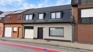 Ontdek deze ruime woning ( epc B)met tal van mogelijkheden, een grote garage, verschillende bijgebouwen en maar liefst twee afzonderlijke tuinen. De woning beschikt over een grote inkomhall, gezellige leefruimte met houtkachel, keuken, gelijkvloerse badkamer, toilet, grote slaapkamer en zoveel meer. De leefruimte en de badkamer op het gelijkvloers werden in 2019 gerenoveerd. Op de eerste verdieping zijn er nog 4 kamers, waarvan 1 grote leef en zitruimte, bijkeuken en een veranda die extra ruimte en mogelijkheden biedt.<br />Via een uitschuifbare zoldertrap is de zolderruimte bereikbaar. Deze biedt extra opbergruimte en is goed geïsoleerd met 16 cm isolatiewol.<br />De woning is voorzien van centrale verwarming op aardgas met radiatoren en kreeg in 2022 een nieuwe hoogrendementsketel.<br />Ook buiten heeft deze eigendom heel wat te bieden. Zo is er een ruime garage met elektrische garagepoort, zijn er verschillende bijgebouwen en beschikt de woning over twee tuinen die van elkaar gescheiden worden door een bijgebouw. Daarnaast is er een serre aanwezig, ideaal voor wie graag tuiniert of extra buitenruimte wenst.<br />Extra troeven zijn de twee regenwaterputten van elk 1.500 liter en een steenput.<br />Kom vrijblijvend eens kijken na contact met maggie@vastgoednorman.be of 0479402404.