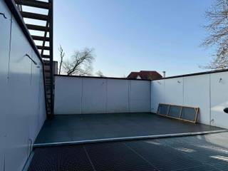 Rustiger kan je nauwelijks wonen het #centrum van #Zonhoven.<br /><br />#Licht en ruimte in het #appartement en rust op het terras, dat is de troef van Donkweg 7 bus 2.<br />Over het terras loopt u zo naar de carport en bent u weer weg. Dat is gewoon heel erg handig.<br /><br />Dit appartement, gebouwd in 2016, biedt alles wat een moderne bewoner zoekt.<br />Afgewerkt met #parket in de leefruimtes, 2 badkamers, 2 toiletten, 3 slaapkamers en in de kelder een grote polyvalente ruimte en een  giga berging en wasruimte.<br />Het #terras ligt aan de achtergevel en is zuidwest gericht.<br /><br />De terrassen van dit appartement bieden niet alleen voldoende ruimte voor #zonnebedden en een ruime #tafel om met vrienden en familie het leven te vieren maar ook ruimte voor de liefhebbers om buiten een #sportplekje te maken, een #jaccuzzi te plaatsen of om weg te dromen in je eigen super-de-luxe #glamping onder de sterrenhemel. De wasmachine kan werken op regenwater en op stadswater, 2 toiletten werken op regenwater, 1 op stadswater.<br /><br />Het appartement is onmiddellijk beschikbaar.<br /><br />Meer info?<br />Realisten makelaars<br />011 18 60 60