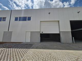 Nieuwbouw - Schitterende werkplaats/magazijn te huur in Nivelles Nord. Gelegen nabij de E19, N4 en E420. 216 m² units met 2 parkeerplaatsen. De unit heeft een elektrische sectionale deur, een voetgangersdeur, 6 m vrije hoogte en een polybetonnen vloer. Ideaal gelegen op 20 minuten van Brussel en 20 minuten van Charleroi, met gemakkelijke toegang in een snel groeiend gebied. Snel beschikbaar.