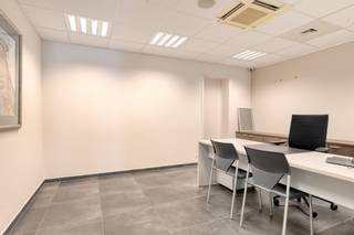 Instapklare handelsruimte te koop in het centrum van WaregemBent u op zoek naar een commerciële ruimte waar u meteen aan de slag kunt? Deze ruime...