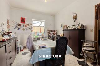 Située dans un quartier agréable à proximité du centre de Wolvertem, cette maison familiale est implantée sur un terrain de 3 ares 44 centiares. Elle bénéficie d'une disposition pratique, d'un jardin orienté sud-ouest et offre l'opportunité d'être rénovée et modernisée entièrement selon vos goûts. Le bien est actuellement loué pour un montant de 578 € par mois.CompositionRez-de-chaussée: Hall d'entrée, séjour, cuisine, salle de bains et garage.Premier étage: Hall de nuit et 3 chambres.Grenier: Espace de grenier pratique offrant des possibilités de rangement supplémentaires.Extérieur: Jardin orienté sud-ouest permettant de profiter pleinement du soleil de l'après-midi et de la soirée.Caractéristiques- Située à proximité du centre de Wolvertem- Surface habitable: 116 m²- Garage- Jardin orienté sud-ouest- PEB F – obligation de rénovation applicable dans un délai de 6 ans- Aucune mesure reprise dans le registre des mesuresVous êtes à la recherche d'une maison à rénover selon vos envies ou d'un investissement immobilier présentant un beau potentiel d'avenir ? Cette propriété mérite certainement votre visite. Contactez-nous pour plus d'informations ou pour fixer un rendez-vous au 02 460 80 46 ou via info@structura.be.