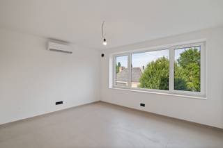 Prachtig volledig gerenoveerd duplex appartement op de derde verdieping, gelegen op topligging op wandelafstand van Station Oostende, zee/strand en diverse winkels. <br /><br />Indeling:<br /><br />Inkom, woonkamer met open ingerichte keuken, afzonderlijk toilet, berging met wasplaats, badkamer met inloopdouche en wastafel, 2 slaapkamers, balkon achteraan. <br /><br />- Elektriciteit conform<br />- Verwarming met warmtepomp<br />- 5 zonnepanelen per appartement<br />- Airco <br />- Gunstig EPC (A-label).