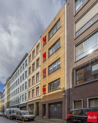 <strong>Opbrengsteigendom met 4 app + magazijn met vergunning tot 5e unit op toplocatie Kievitwijk</strong><br /><br />
<p>We bieden u dit uitstekend gelegen opbrengsteigendom aan in de bruisende Kievitwijk, op wandelafstand van het Centraal Station en het Mediaplein. De Wipstraat bevindt zich in een dynamische en sterk ontwikkelende buurt van Antwerpen, met een ideale combinatie van stedelijke levendigheid en uitstekende bereikbaarheid. Openbaar vervoer, winkels, horeca en scholen bevinden zich in de onmiddellijke omgeving, terwijl ook het Stadspark en het historisch centrum zich op een boogscheut bevinden.</p>
<p>Het gebouw, opgericht in 1964, omvat vier volledig gerenoveerde appartementen (2019) en een ruim magazijn op het gelijkvloers. Dit magazijn beschikt bovendien over een reeds goedgekeurde bouwaanvraag voor functiewijziging naar een bijkomend appartement, wat een interessante meerwaarde en optimalisatie van het rendement mogelijk maakt.</p>
<p>De appartementen zijn telkens ca. 75 m² groot en werden kwalitatief vernieuwd met aandacht voor comfort en duurzaamheid. Daarnaast beschikt het gebouw over een gemeenschappelijke kelder en een fietsenstalling op het gelijkvloers, wat extra praktisch comfort biedt voor de bewoners.<br /><br /><strong><span>Indeling:</span></strong></p>
<ul>
<li>Gelijkvloers:<br /><em>Magazijn van ca. 75 m² met poort – momenteel niet verhuurd – vergunning aanwezig voor omvorming naar appartement – EPC label B</em>
<ul>
<li><em>gemeenschappelijke kelder en fietsenstalling</em></li>
</ul>
</li>
<li>1e verdieping (APP 101):<br /><em>Appartement met 2 slaapkamers, badkamer, apart toilet, berging, ruime leefruimte, volledig geïnstalleerde keuken en terras van ca. 6 m² – EPC label D (door ligging boven onverwarmde ruimte)</em></li>
<li>2e verdieping (APP 201):<br /><em>Appartement met 2 slaapkamers, badkamer, berging, ruime leefruimte, volledig geïnstalleerde keuken en terras van ca. 2 m² – EPC label B</em></li>
<li>3e verdieping:<br /><em>Gelijkaardig appartement met 2 slaapkamers en terras van ca. 2 m² – EPC label B</em></li>
<li>4e verdieping:<br /><em>Gelijkaardig appartement met 2 slaapkamers en terras van ca. 2 m² – EPC label C</em></li>
</ul>
<p><br />Alle appartementen zijn verhuurd aan correcte huurders. De huurcontracten en bijhorende documentatie zijn beschikbaar op aanvraag.<br /><br /><br /><strong>Technische kenmerken:</strong></p>
Individuele meters voor water, gas en elektriciteit<br />Ramen vernieuwd met dubbele beglazing<br />Dak en achtergevel geïsoleerd<br />Volledige renovatie van de appartementen in 2019 (vloeren, keukens, badkamers en sanitair)<br /><strong><br />Bijkomende troeven:<br /></strong><br />Topligging in de gegeerde en opkomende Kievitwijk<br />Op wandelafstand van Antwerpen-Centraal en het Mediaplein<br />Uitstekende bereikbaarheid met openbaar vervoer en invalswegen<br />Nabij winkels, scholen en horeca<br />Dicht bij het Stadspark en het centrum van Antwerpen<br />Vergund gebouw met conforme indeling<br />Elektrische installaties conform<br />Asbestattesten in opmaak – geen vermoeden van asbest<br />Extra potentieel door mogelijkheid tot creëren van een 5e appartement<br />
<p><br />Onderaan bij “documenten en plannen” vindt u alle relevante documenten.</p>
<p>Interesse in dit veelzijdige opbrengsteigendom? Neem gerust contact op met Xander op xander@reds.be of op 0497 18 10 84 voor meer informatie of een bezoek ter plaatse.</p>