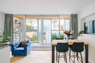 <p><span>GHENT INTERIOR - Triplex aux allures de loft avec terrasse exceptionnelle</span></p><p><span> </span></p><p><span>Pièce unique</span></p><p><span> </span></p><p><span>Cet exceptionnel appartement de deux chambres à coucher est situé au premier étage d'une belle demeure néoclassique, entièrement rénovée en 2023. Il est situé dans la Koningstraat : une rue calme au caractère résidentiel, à quelques pas du Patershol, du Vrijdagsmarkt et du centre historique.</span></p><p><span> </span></p><p><span>Quelques atouts en bref : </span></p><ul><li><span>Entièrement prêt à emménager</span></li><li><span>Apparence luxueuse - style loft avec de hauts plafonds</span></li><li><span>Matériaux et finitions de haute qualité</span></li><li><span>Deux chambres à coucher de taille normale</span></li><li><span>Espace extérieur agréable</span></li></ul><p><span> </span></p><p><span>Cette opportunité unique comprend une cuisine lumineuse avec salle à manger et accès à la terrasse ensoleillée, ainsi que des toilettes séparées pour les invités. L'escalier élégant mène au salon spacieux avec de hauts plafonds, beaucoup de lumière et des vibrations de loft distinctes. En outre, la propriété dispose d'un hall de nuit avec un espace de rangement supplémentaire, un deuxième WC, une salle de bain avec douche à l'italienne et lavabo et deux chambres spacieuses</span></p>