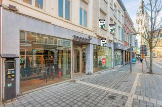 <strong>Commercieel handelspand met een totale oppervlakte van 425 m² met o.a. een zeer ruime commerciële ruimte en stockageruimte op een uitstekende commerciële ligging te Tienen. Voorzien van wooneenheden boven het gelijkvloerse handelspand is mogelijk.</strong><br /><br />Op het gelijkvloers bevindt zich de commerciële ruimte met een etalage van maar liefst 11 meter een een commerciële oppervlakte van 217 m². <br /><br />De eerste verdieping beschikt over een ruime polyvalente ruimte dat momenteel opgedeeld is in een stockageruimte, berging, atelier, kitchenette, bureau en traphal.<br /><br />De tweede verdieping bestaat uit twee zolders met meerdere bergingen.<br /><br />Het gebouw van is gelegen op een belangrijke commerciële ligging in het centrum van Tienen. Veel mogelijkheden om te parkeren. E40, station, winkels, restaurants, scholen, etc op enkele meters.<br /><br />Interesse? Mail naar laurens@immogve.be of bel naar 0496 07 89 48.