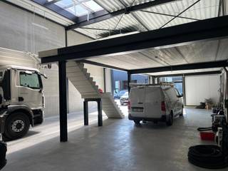 Langs de Haachtsesteenweg in Steenokkerzeel bieden wij een moderne KMO-unit aan van 231m² opslagruimte met een mezzanine van 66m².Deze unit is ideaal...