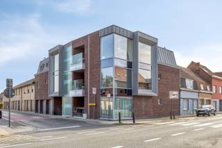 De lichtrijke living is hier top ...<br /><br />Dit appartement is gelegen in een appartementsblok op een boogscheut van het centrum van Wevelgem. Direct valt de eigentijdse uitstraling op. <br />Het appartement bevindt zich op de tweede verdieping van dit kleine en rustige appartementsgebouw.<br />In de leefruimte bieden de ramen over de volledige breedte enorm veel daglicht. De open keuken is modern en smaakvol ingericht (kookplaat, dampkamp, combi-oven, ijskast en vaatwasmachine). Vanuit de leefruimte kunnen we het terras aan de straatkant bereiken. Dit terras is heel stijlvol met glazen balustrade. Het is hier heel aangenaam verpozen. Verder komen we vanuit de nachthal in de badkamer met douche en wastafel. Er is ook toegang tot een apart toilet en 2 slaapkamers. Vanuit de achterste slaapkamer kunnen we ook hier terug een terras met ingemaakte kasten betreden. De rolgordijnen en de mooie lichtarmaturen doorheen het appartement zorgen voor de 'finishing touch'.<br />Er hoort ook een garagestaanplaats bij het appartement en er is een lift aanwezig in het gebouw. <br /><br />Dit appartement is zeker het bezoeken waard!
