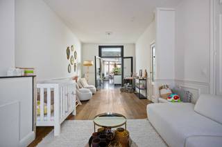 Karaktervolle woning met zonnige tuin in hartje Schoten!<br />Bent u op zoek naar een instapklare woning waar historische charme en hoogwaardige, moderne afwerking samenkomen? Deze prachtig onderhouden woning (ca. 180 m² bewoonbaar) in Schoten verrast door haar lichtinval en uitstekende energetische prestaties (EPC B).<br /><br />Toplocatie: Rust in het centrum<br />Gelegen in een fijne straat met aangename buren, bevindt deze woning zich op een plek waar u alles te voet kunt doen: het bruisende centrum, scholen, restaurants en cafeetjes liggen om de hoek. Bovendien liggen zowel Park Vordenstein als het Gemeentepark op wandelafstand.<br /><br />Indeling<br />Gelijkvloers: Design ontmoet authenticiteit<br />U wordt verwelkomd in een prachtige inkomhal met originele cementtegels, stijlvolle lambrisering en een gastentoilet met authentiek glas-in-lood. De leefruimte op warme parketvloer straalt rust uit. Zwarte dubbele deuren leiden naar de eyecatcher: een royale, modern-landelijke leefkeuken, volledig uitgerust en met directe toegang tot een praktische wasberging.<br /><br />Eerste verdieping: Ruimte en licht<br />Hier bevindt zich de indrukwekkende masterbedroom met hoge plafonds en overvloedig daglicht. De sfeervolle badkamer beschikt over een authentiek ligbad op pootjes, een douche, tweede toilet en lavabomeubel.<br /><br />Tweede verdieping<br />De bovenste verdieping herbergt twee volwaardige, lichte kinderkamers.<br /><br />Tuin &amp; Buitenruimte<br />De zuidwest georiënteerde tuin biedt de hele dag zon. Achteraan bevindt zich een handige tuinberging van ca. 15 m².<br /><br />De belangrijkste troeven:<br />Energiezuinig: EPC-label B, inclusief zonnepanelen en airconditioning.<br /><br />Stijlvolle afwerking: Lambrisering, originele tegels en moderne zwarte accenten.<br /><br />Technisch 100%: Elektriciteit is volledig conform.<br /><br />Locatie: Scholen, parken en horeca op wandelafstand in een fijne buurt.<br /><br />Kortom: een sfeervolle, instapklare woning met een hoogwaardige esthetiek op een toplocatie!