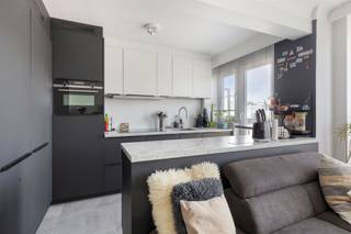 <p>Dit stijlvol en<strong> instapklaar appartement met twee slaapkamers </strong>is gelegen op de tweede verdieping van een kleinschalig gebouw op een <strong>zeer centrale ligging</strong> te Deurne!</p><p>Indeling: <br />Via de inkomhal betreden we het appartement, die toegang biedt tot de verschillende ruimtes. De lichtrijke leefruimte sluit naadloos aan op de<strong> moderne, volledig geïnstalleerde keuken</strong>, uitgerust met een oven, combi-oven, koelkast, inductiekookplaat en vaatwasser. Verder beschikt het appartement over een <strong>stijlvolle badkamer</strong>, een apart gastentoilet en een ruime, <strong>praktische berging</strong>. Aan de achterzijde van het appartement bevinden zich <strong>twee comfortabele slaapkamers</strong>, waarvan één kamer nog toegang biedt tot een terras. Tot slot beschikt het appartement over maar liefst<strong> twee private kelderbergingen</strong>.</p><p>Extra: <br />- EPC 114 kWh/m² jaar (Score B -> GEEN renovatieverplichting!)<br />- Elektriciteit conform<br />- Asbestveilig<br />- Rolluiken op zonne-energie<br />- Lift aanwezig in het gebouw<br />- Watertoets: perceelscore C, gebouwscore A. <br />- Woongebied, verdere stedenbouwkundige info in aanvraag<br />- Maatregelenregister in aanvraag</p><p>Nabij school, winkels, autosnelweg, openbaar vervoer, etc. Voor meer info ga naar www.coenenvastgoed.be of bel 03/375.82.92.</p>
