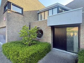 Brutalistische woning ‘Haerick’, gebouwd in 1976 naar ontwerp van architecten Xavier De Wulf en Johan De Vos. Voor meer informatie, mail naar...