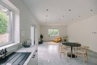 <p><span>Belsele - Volledig gerenoveerde en energiezuinige halfopen bebouwing met lichtrijke leefruimte en tuin </span></p><p><span>Op zoek naar een woning waar u zonder zorgen kunt intrekken? Deze volledig gerenoveerde halfopen bebouwing combineert hedendaags wooncomfort met energiezuinig wonen en een praktische indeling. De woning werd in 2023 grondig vernieuwd met aandacht voor kwaliteit, lichtinval en functionaliteit.</span></p><p><span>De woning geniet van een uitstekende ligging aan de rand van Belsele, waar u de charme van een aangename deelgemeente combineert met de nabijheid van het centrum van Sint-Niklaas. Op slechts ca. 1,5 km bevindt zich het stadscentrum, waardoor winkels, scholen, het station en horeca vlot bereikbaar zijn met de fiets of te voet. Dankzij de snelle aansluiting op de E17 en de N41 geniet u bovendien van een uitstekende bereikbaarheid. </span></p><p><span>Belangrijkste troeven:</span></p><p><span>- Volledig gerenoveerd en instapklaar sinds 2023 </span></p><p><span>- Praktische oprit voor wagen en fietsen </span></p><p><span>- Nieuwe achterbouw met ruime en lichtrijke leefruimte </span></p><p><span>- Veelzijdige ruimte voor bureau, praktijk of extra slaapkamer </span></p><p><span>- Twee volwaardige badkamers </span></p><p><span>- EPC A, conforme elektriciteit en asbestveilig </span></p><p><span>Indeling</span><span><br />U betreedt de woning via de inkomhal die toegang geeft tot de lichtrijke leefruimte met open keuken. Deze leefruimte bevindt zich in de nieuwe achterbouw uit 2023 en vormt dankzij de grote raampartijen een aangename plek met een mooie verbinding naar de tuin. De moderne keuken werd volledig vernieuwd en is uitgerust met alle nodige toestellen. De open indeling zorgt voor een gezellige leefomgeving waar koken en samen genieten centraal staan.</span></p><p><span>Op het gelijkvloers bevindt zich daarnaast een ruime polyvalente kamer met tal van mogelijkheden. Deze ruimte kan perfect ingericht worden als derde slaapkamer, bureauruimte of praktijkruimte, waardoor de woning flexibel inspeelt op de noden van vandaag. Verder is er een ruime badkamer aanwezig met ligbad, inloopdouche, dubbele lavabo en toilet.</span></p><p><span>Op de eerste verdieping bevinden zich twee ruime slaapkamers en een tweede badkamer met inloopdouche, lavabo en toilet. Daarnaast is er nog een extra kleinere kamer aanwezig die perfect kan dienen als dressing, bureauruimte of praktische bergruimte. </span></p><p><span>De woning beschikt daarnaast over een praktische kelder, vernieuwde betonnen tussenvloeren, ramen met driedubbel glas, een recente centrale verwarmingsinstallatie op aardgas (2023), ventilatiesysteem C en een regenwaterput met triplexfiltersysteem. Dankzij de 10 zonnepanelen en de energiezuinige technieken geniet u hier van een toekomstgerichte woning met beperkt energieverbruik.</span></p><p><span>Ook buiten is het aangenaam vertoeven. De verzorgde tuin biedt een rustige plek om te ontspannen en te genieten van zonnige dagen. De praktische oprit zorgt bovendien voor extra comfort en biedt plaats voor een wagen en fietsen.</span></p><p><span>Een ideale woning voor wie op zoek is naar een moderne, energiezuinige en instapklare thuis.</span></p><p><span>Richtprijs: 429.000 euro</span></p>