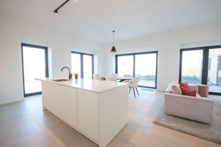 'Hèlen Park' is een nagelnieuw project met standing en uitstraling, gelegen op een belangrijke invalsweg te Waregem.<br /><br />Volledig afgewerkt en bewoonbaar hoekappartement (penthouse) op de bovenverdieping.<br />* 2-slaapkamerappartement van 116m² met terras van 25m² (prachtig uitzicht over de velden).<br />* leefruimte (parketvloer) met een prachtige open keuken voorzien van alle toestellen<br />* badkamer voorzien van dubbele wastafel, inloopdouche en ligbad<br />* ruime berging/wasplaats en een afzonderlijk gastentoilet<br />* volledig afgewerkt en direct beschikbaar<br />* zeer energiezuinig appartement (A-label) en verwarmd met warmtepomp in combinatie met vloerverwarming, zeer energie zuinig. <br />*ventilatie type D<br />* bij aankoop van een appartement mogelijkheid tot aankoop van een ondergrondse autostaanplaats (parkeerkelder) of extra berging.<br />* aankoop met 6% btw mogelijk<br /><br />Ideale ligging vlakbij station, centrum, ziekenhuis en supermarkten. Wandelaars komen ook aan hun trekken in de achterliggende velden en oude spoorwegberm.<br /><br /><br />Maak nu uw afspraak via tom@immoroba.be voor meer info of bezoek!!