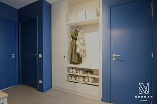 Instapklaar recent gelijkvloers appartement met 1 slaapkamer, tuin en ondergrondse staanplaats te koop in Harelbeke. Het appartement is volledig opgeschilderd.<br /><br />Bij het betreden van het appartement kom je in de inkomhal. Van hieruit bereik je de lichtrijke en ruime leefruimte, die dankzij de grote raampartijen een prachtig zicht biedt op het terras en de tuin. Aansluitend bevindt zich de open, volledig uitgeruste keuken, voorzien van alle nodige toestellen.<br /><br />Naast de keuken is er een ruime berging met aansluiting en plaats voor een wasmachine en droogkast. Verder beschikt het appartement over een badkamer met douche en lavabo, evenals een apart gastentoilet.<br /><br />De ruime slaapkamer is voorzien van ingemaakte kasten, wat zorgt voor extra opbergruimte en comfort.<br /><br />Buiten geniet je van een gezellig terras en een aangename privétuin, ideaal om in alle rust te ontspannen. Daarnaast is er nog een handige buitenberging aanwezig.<br /><br />Als extra troeven beschikt dit appartement over een ondergrondse staanplaats en een privatieve kelderberging.<br /><br />Voor meer info of een bezoek contacteer Amber op 0470 11 17 12