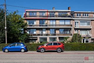 Gerenoveerd penthouse van 80 m² met twee terrassen gelegen in Riemst, vlakbij de Nederlandse grens. Het modern en instapklaar penthouse is...